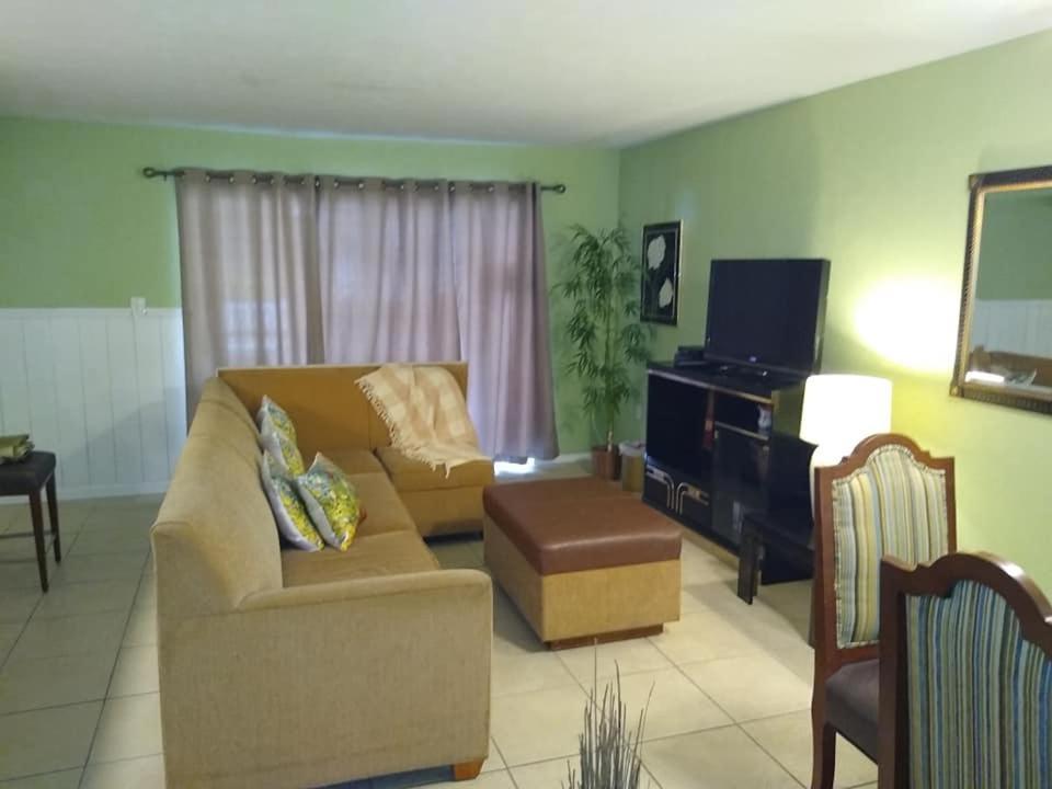 סיינט פיטרסברג Affordable Two Bedroom Tropical Condo - Private Beach, Pools, Hot Tub מראה חיצוני תמונה