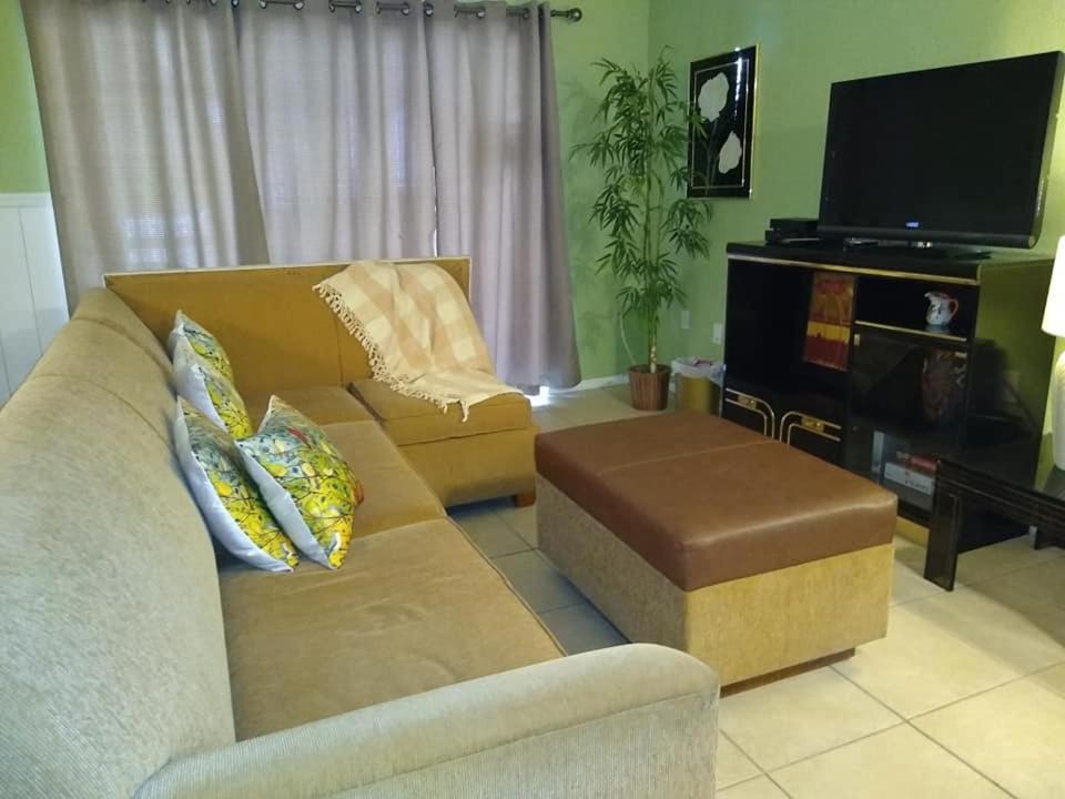 סיינט פיטרסברג Affordable Two Bedroom Tropical Condo - Private Beach, Pools, Hot Tub מראה חיצוני תמונה