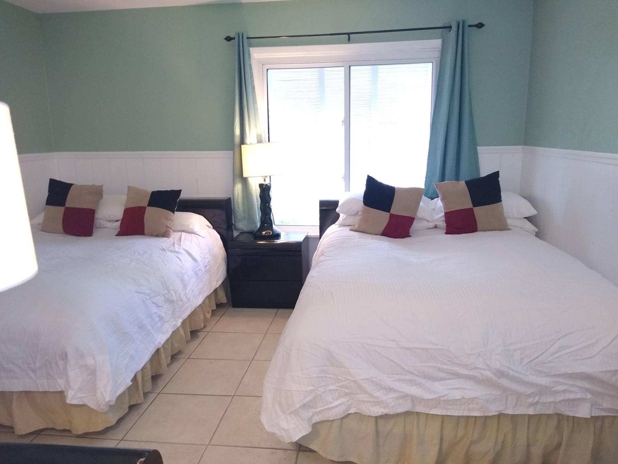 סיינט פיטרסברג Affordable Two Bedroom Tropical Condo - Private Beach, Pools, Hot Tub מראה חיצוני תמונה