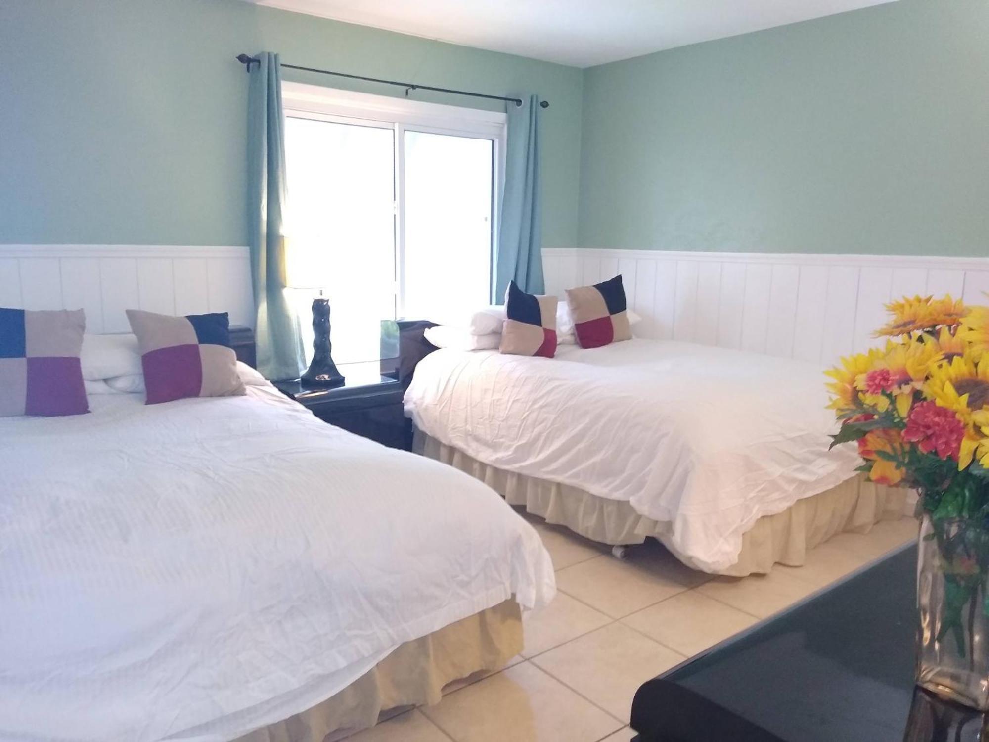סיינט פיטרסברג Affordable Two Bedroom Tropical Condo - Private Beach, Pools, Hot Tub מראה חיצוני תמונה