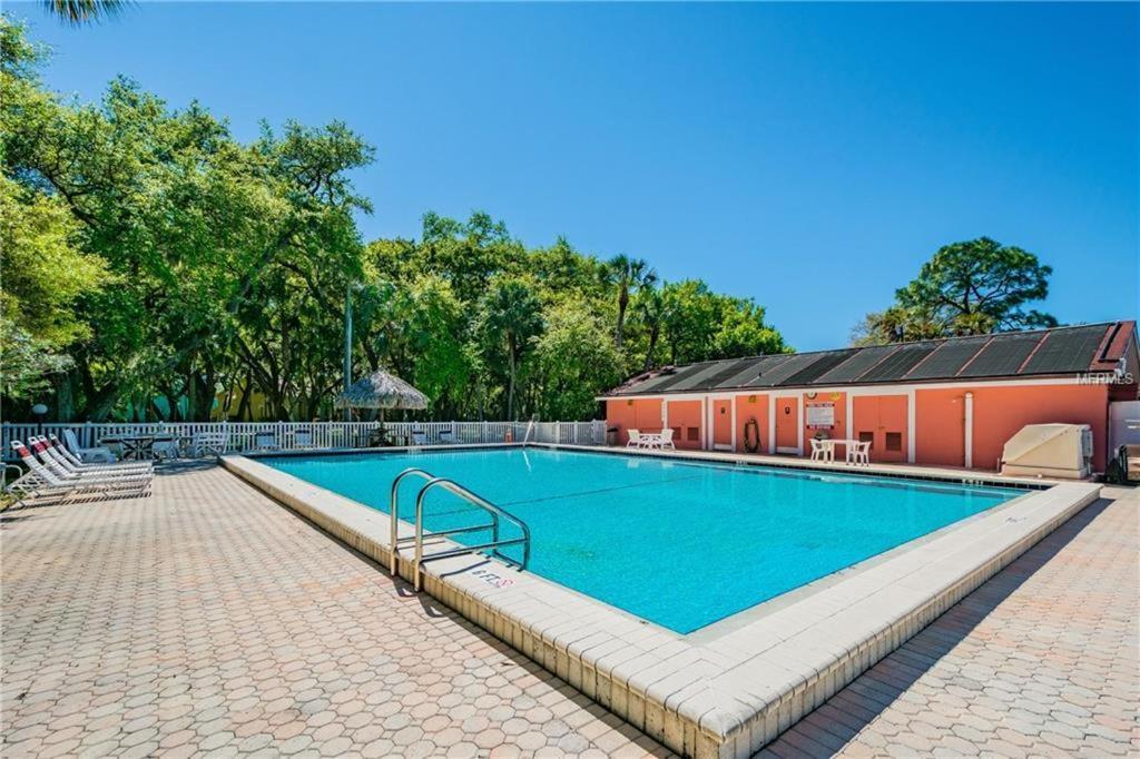 סיינט פיטרסברג Affordable Two Bedroom Tropical Condo - Private Beach, Pools, Hot Tub מראה חיצוני תמונה