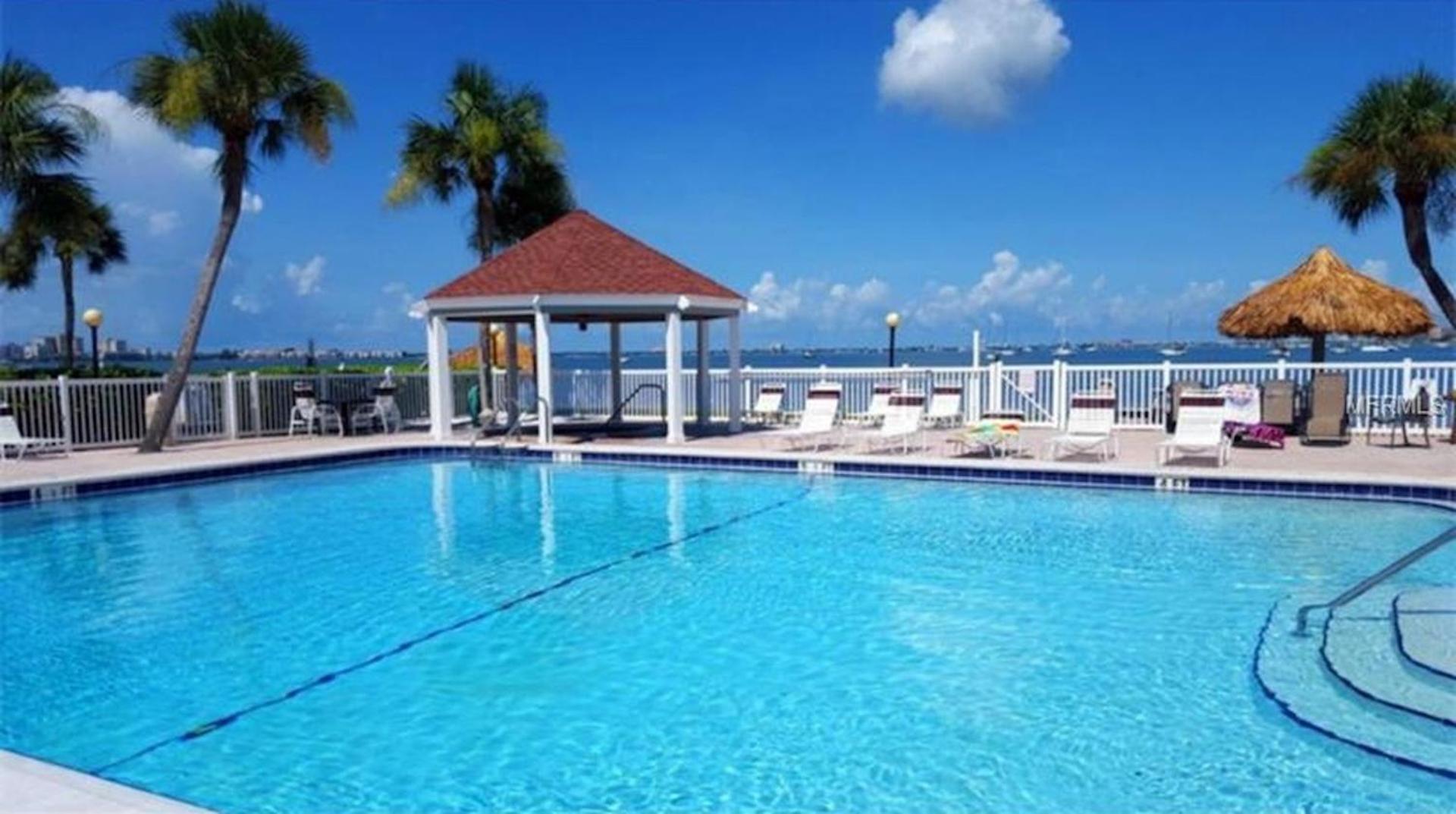 סיינט פיטרסברג Affordable Two Bedroom Tropical Condo - Private Beach, Pools, Hot Tub מראה חיצוני תמונה
