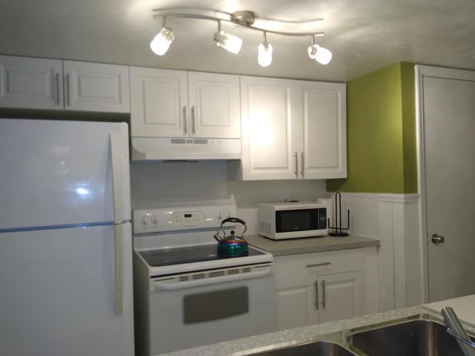 סיינט פיטרסברג Affordable Two Bedroom Tropical Condo - Private Beach, Pools, Hot Tub מראה חיצוני תמונה