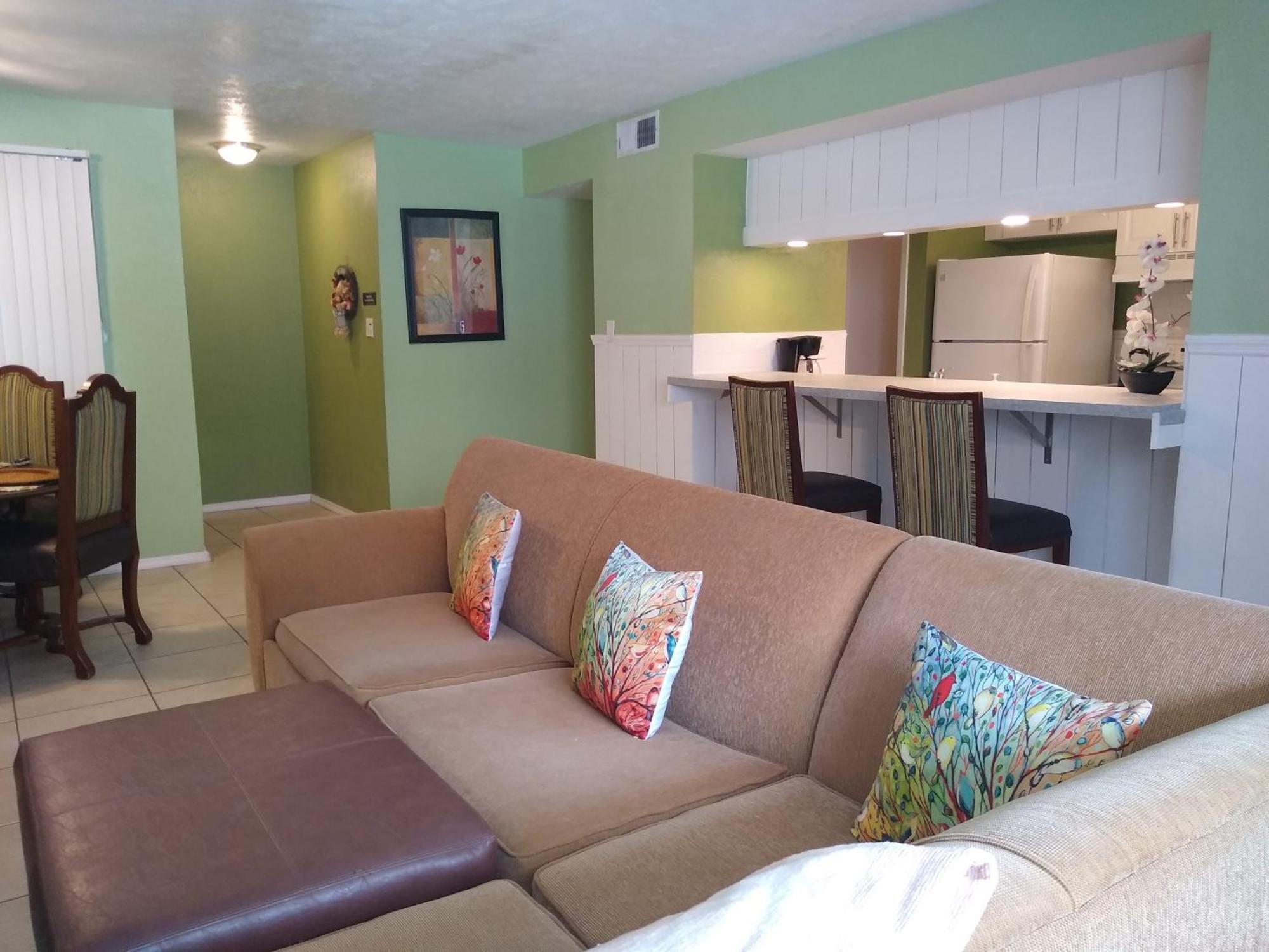 סיינט פיטרסברג Affordable Two Bedroom Tropical Condo - Private Beach, Pools, Hot Tub מראה חיצוני תמונה