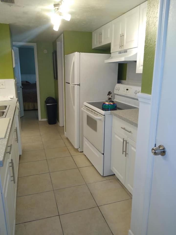 סיינט פיטרסברג Affordable Two Bedroom Tropical Condo - Private Beach, Pools, Hot Tub מראה חיצוני תמונה